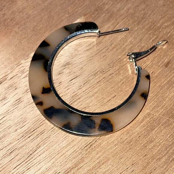 Tortoise Print 🐢 Lever Back Hoop Earrings NEW Light Weight Iconic Safari - Picture 2 of 9